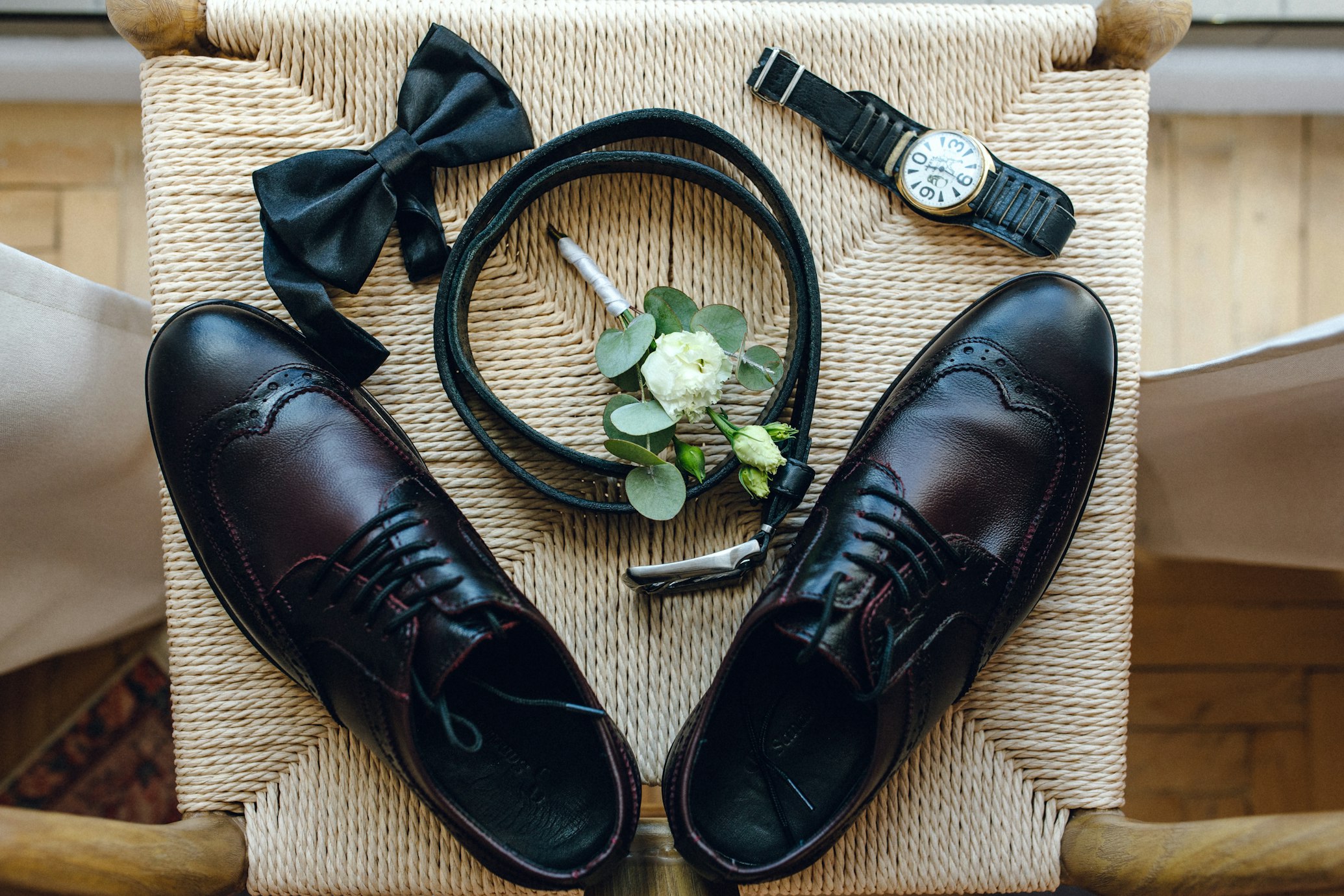 Homme en costume de mariage avec cravate et accessoires assortis