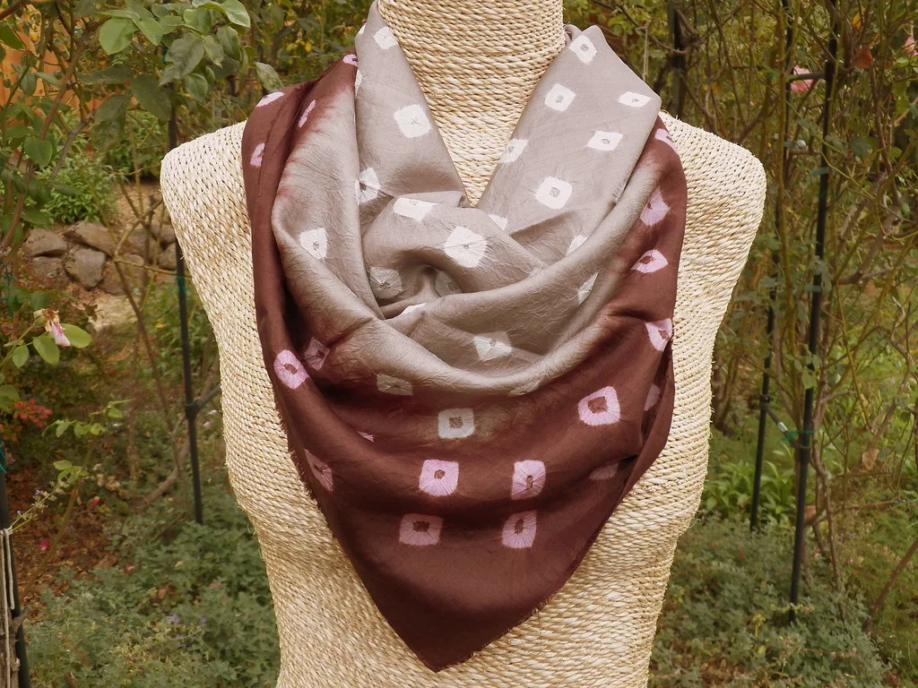 Femme portant un foulard en soie noué autour du cou