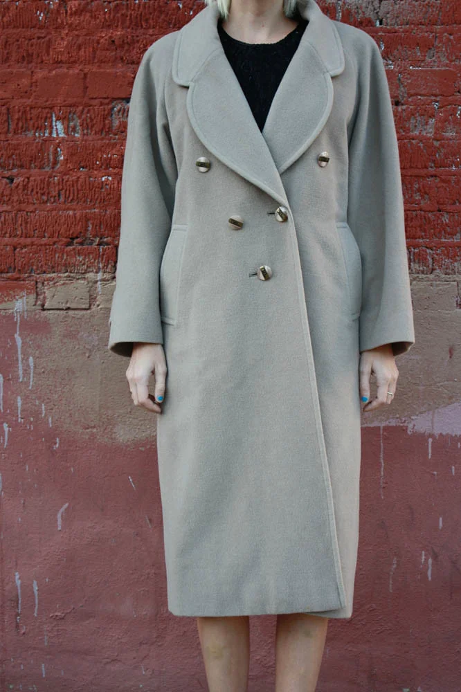Manteau camel en laine porté en extérieur