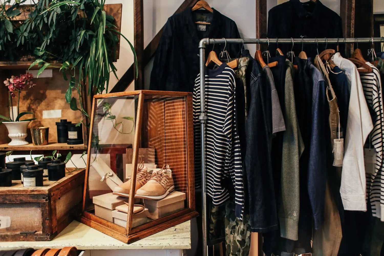 Intérieur d'une boutique de mode avec vêtements sur portants et objets déco