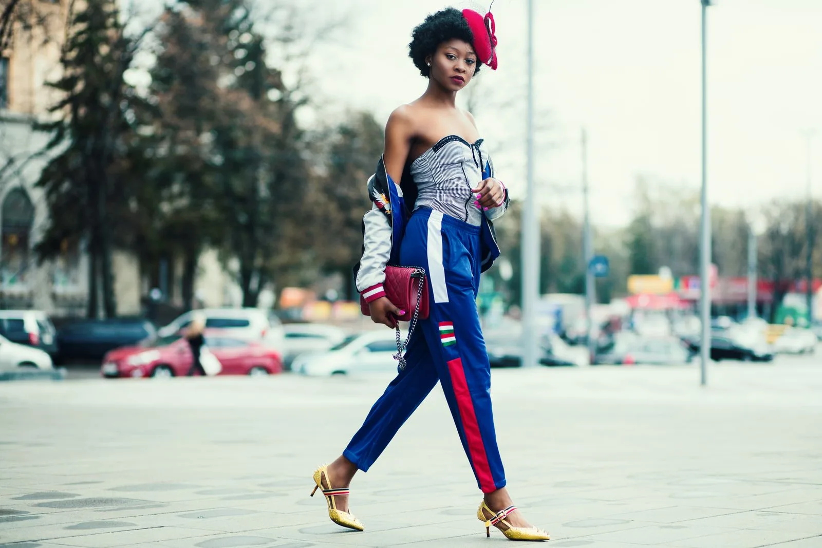 Femme en tenue colorée marchant dans la rue, style concept store