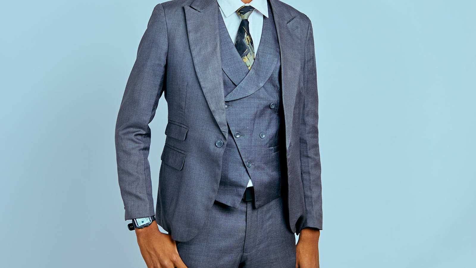 Homme en costume complet gris avec chemise blanche et derbies marron