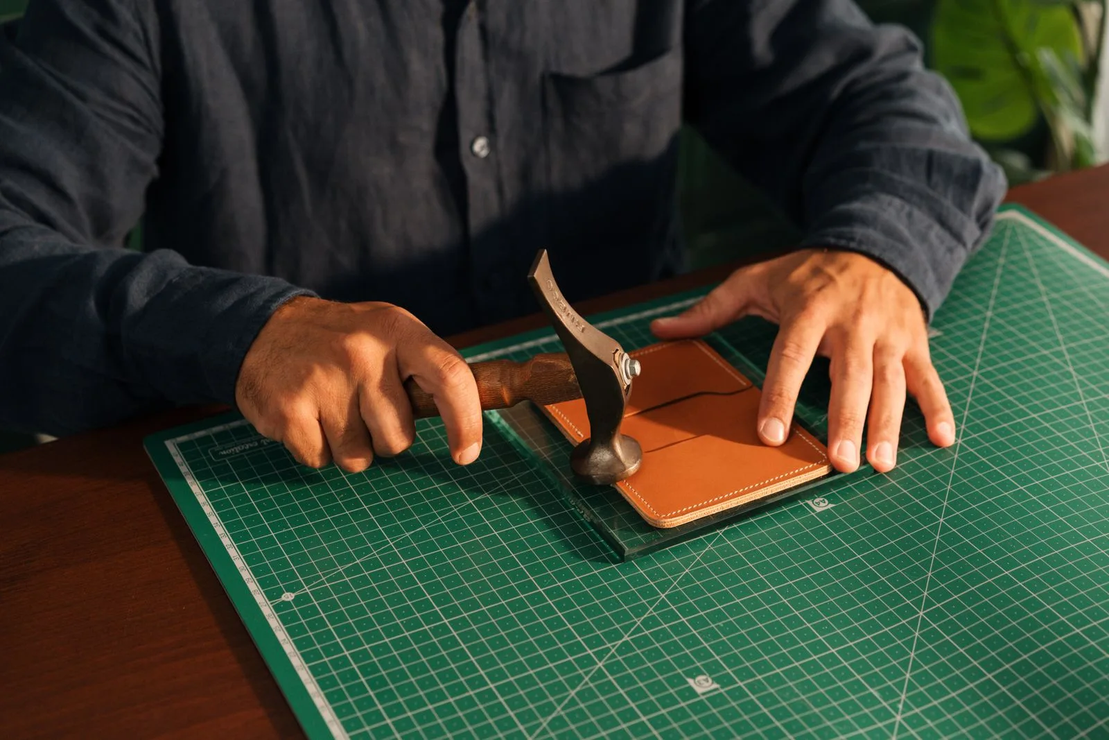 Artisan travaillant le cuir a la main en atelier