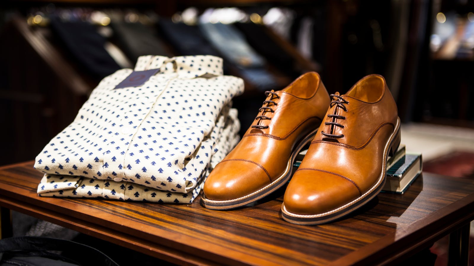 Paire de chaussures derby en cuir marron posées sur un parquet
