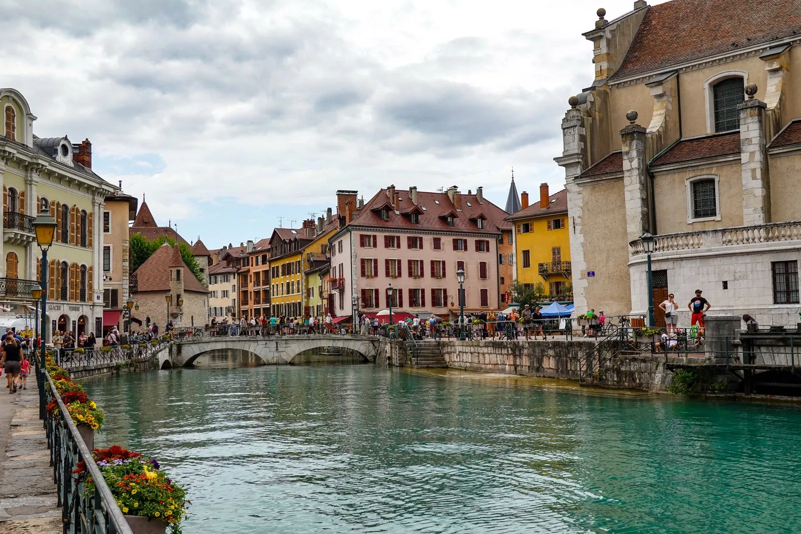 Canal du Thiou et façades colorées de la vieille ville d'Annecy