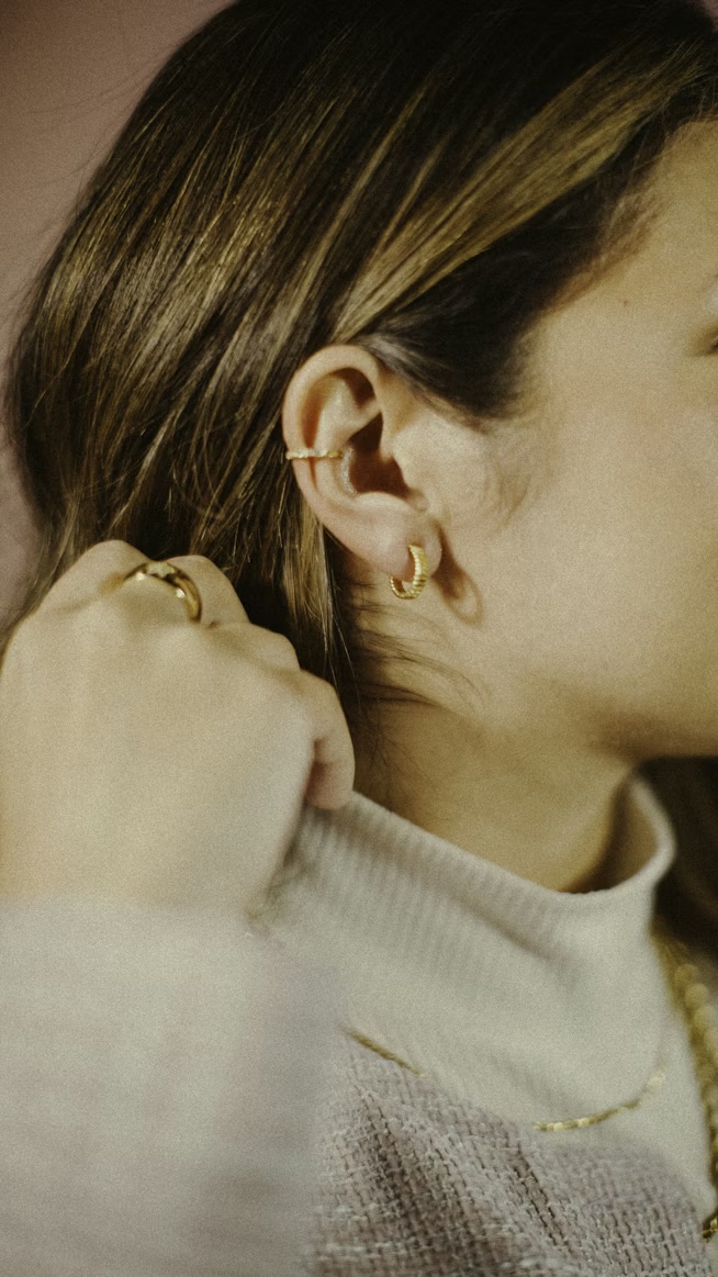 Oreille avec piercing helix en spirale, bijou anneau en argent