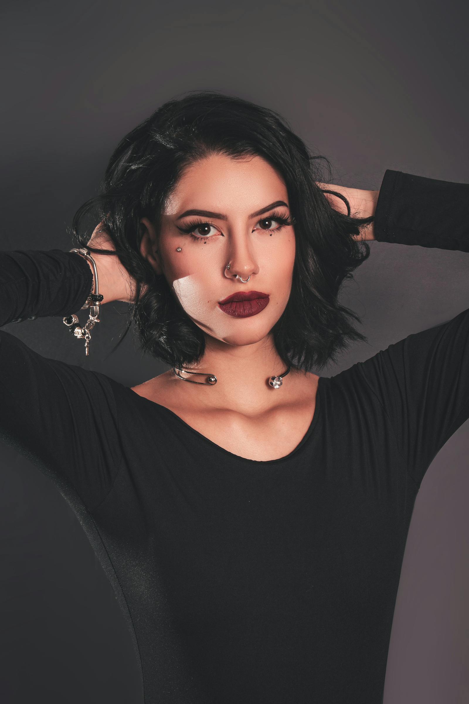 Portrait d'une femme aux piercings, illustrant le choix d'un studio de piercing à Paris