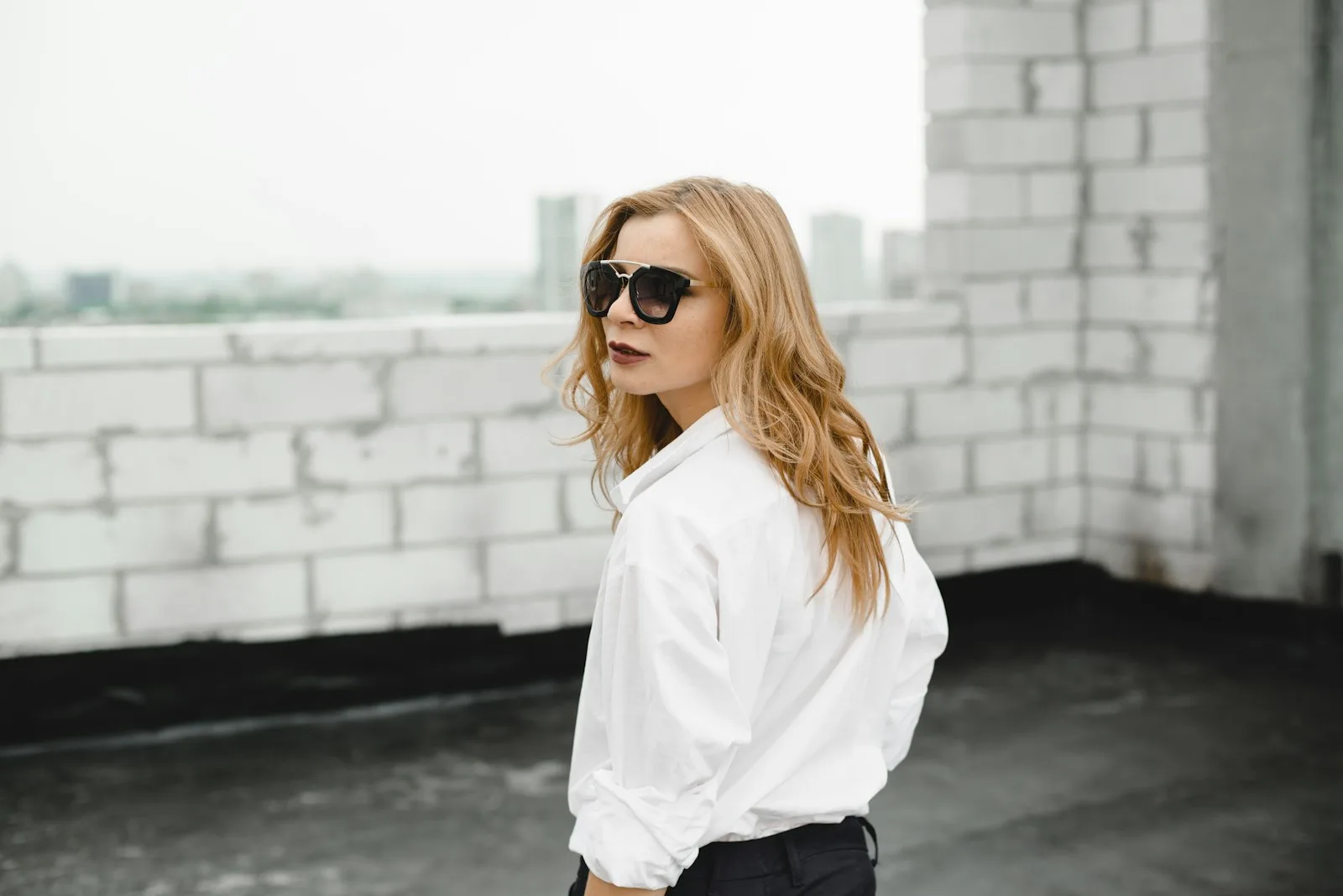 Woman wearing a white dress shirt in cotton poplin with a fitted cut
