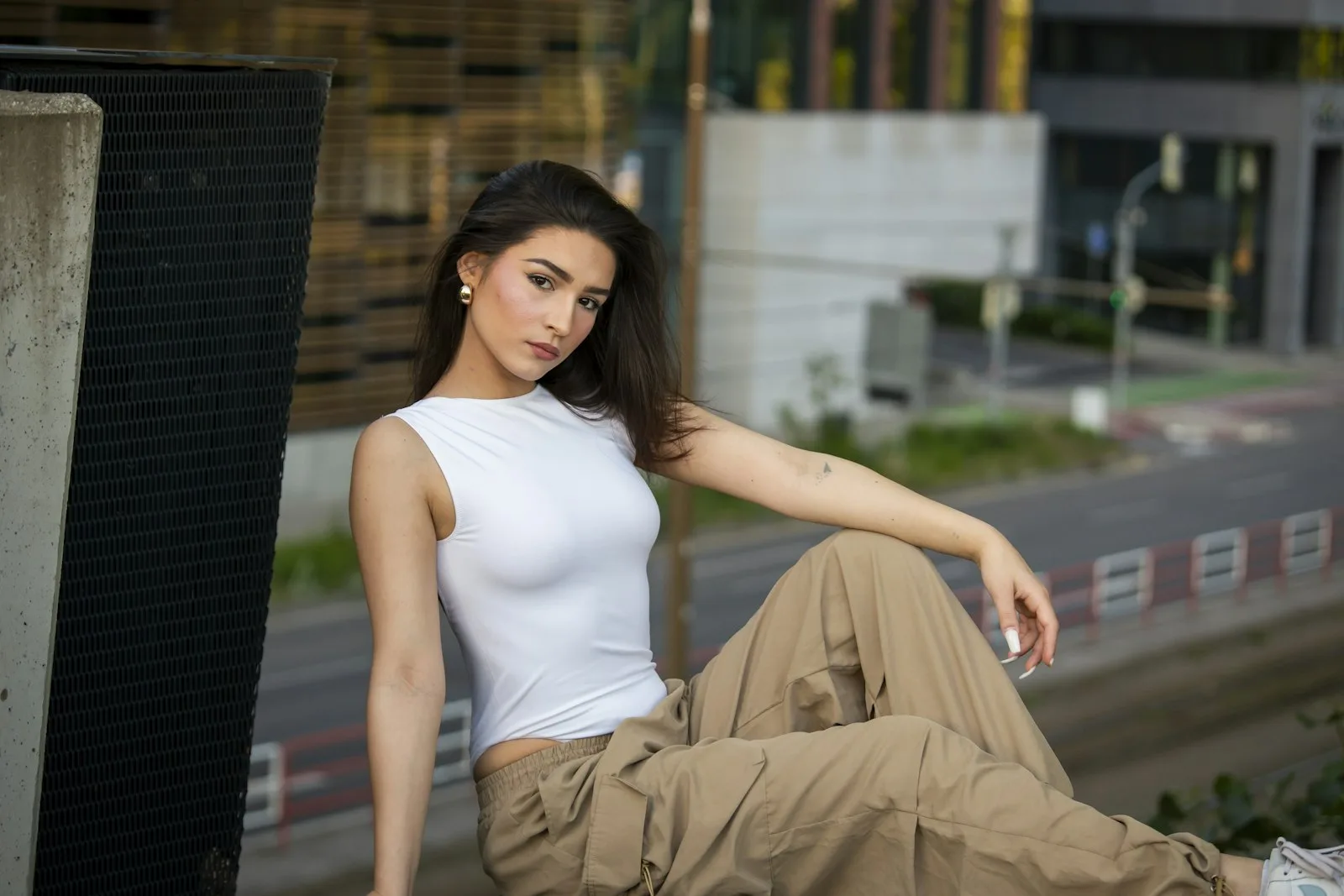 Femme en chemise blanche et pantalon cargo kaki, look casual
