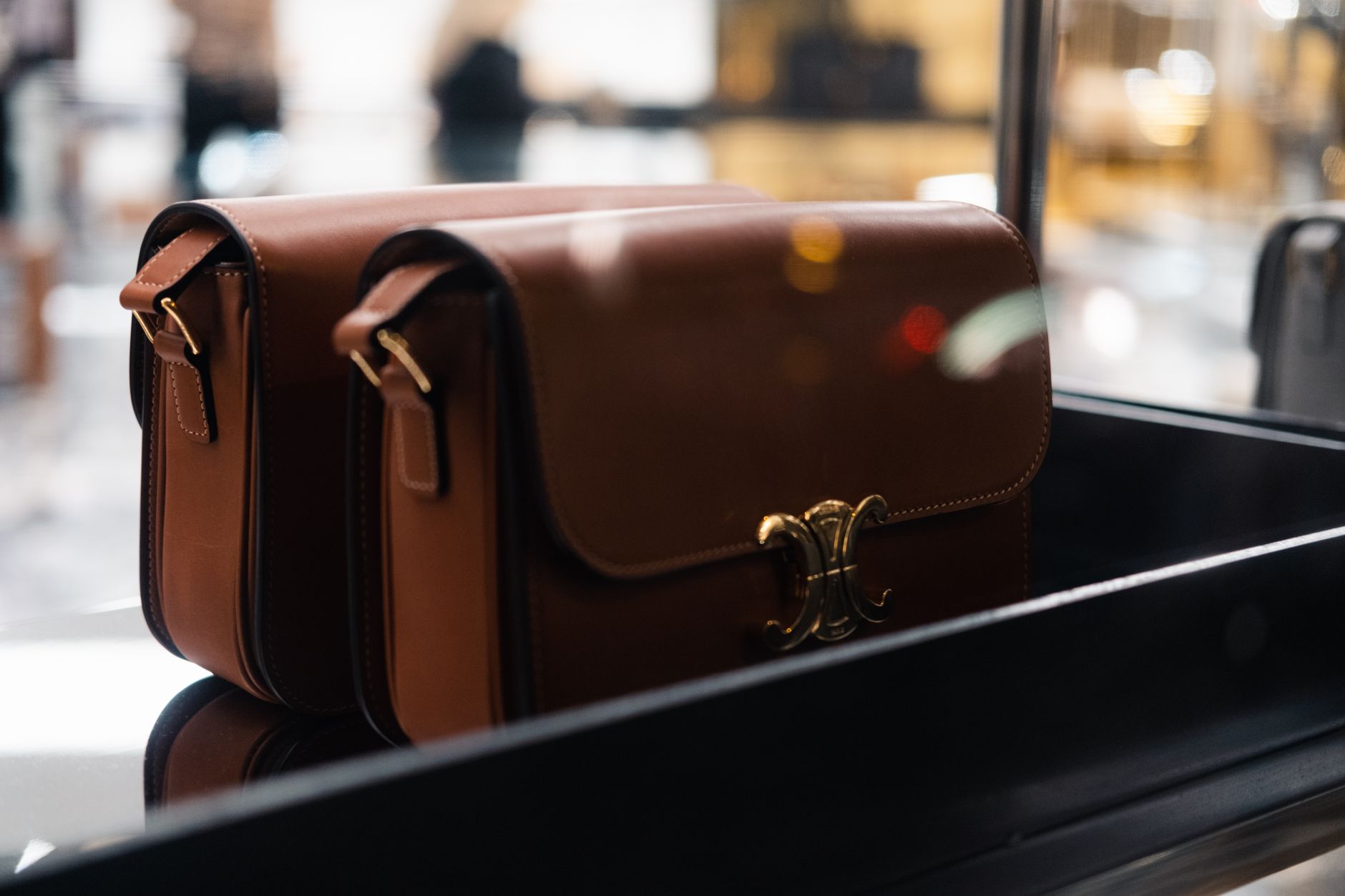 Sac à main en cuir marron avec fermoir doré en vitrine de maroquinerie