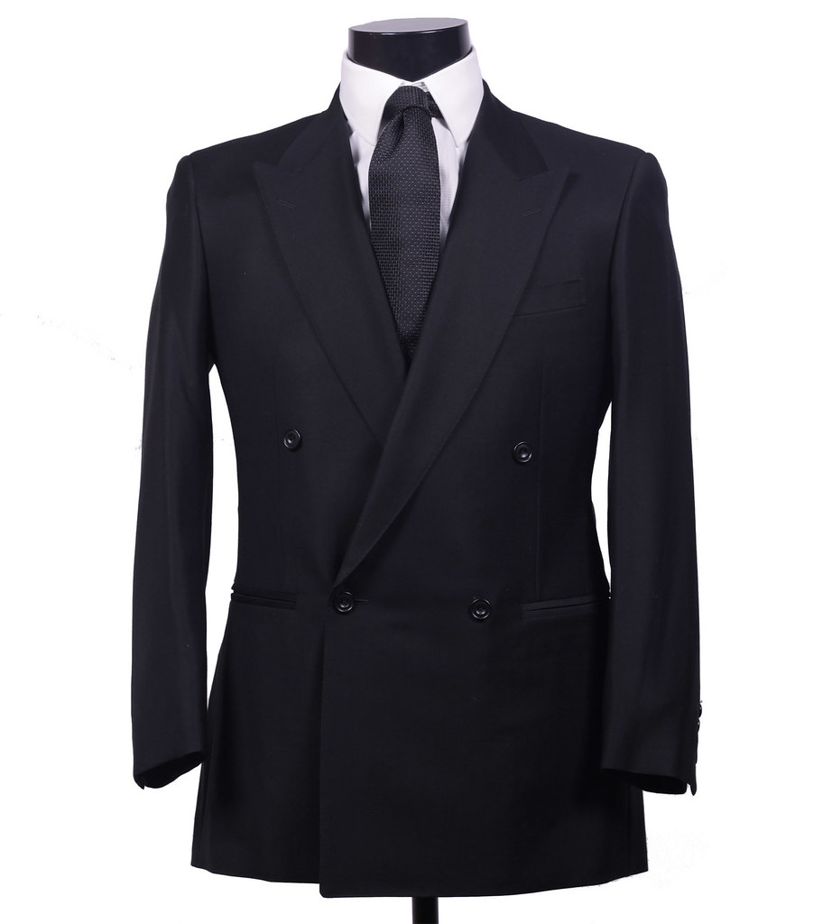 Smoking homme noir sur mannequin, selection des meilleures marques 2026