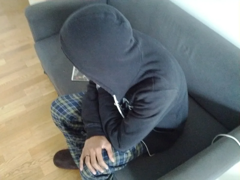 Homme portant un sweat a capuche uni, style casual masculin