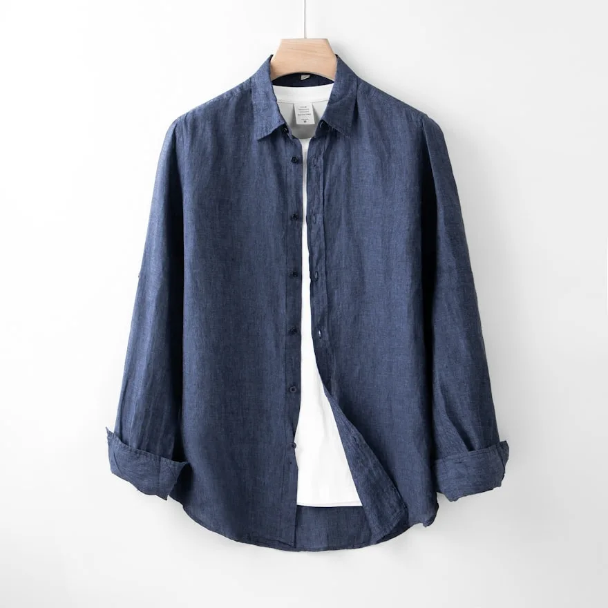 Chemise en lin homme posée à plat, tissage naturel et coloris écru