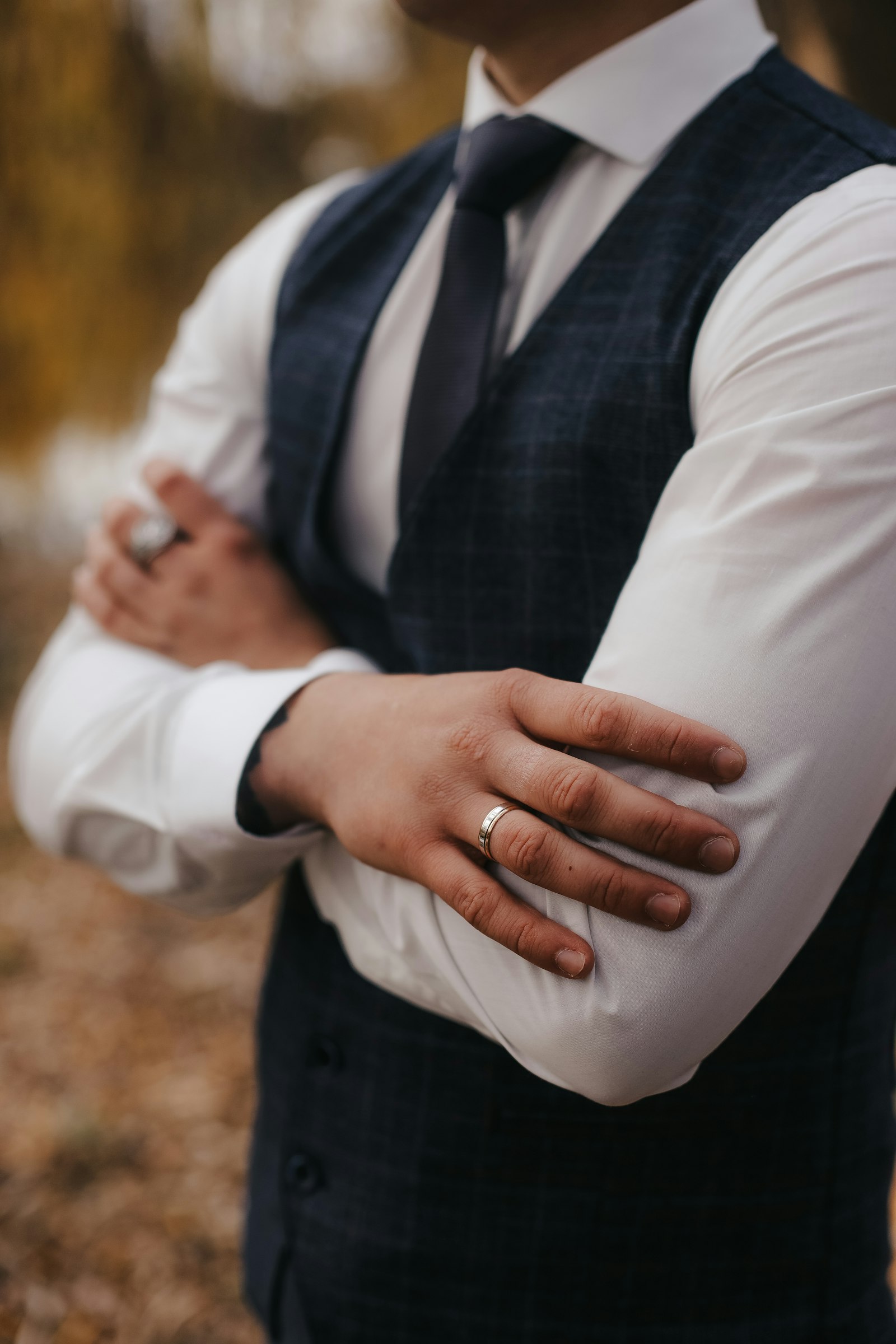 Costume sombre et chemise blanche habillée pour cérémonie de mariage