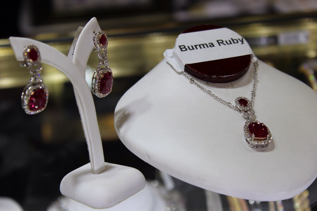 Selection of original women's necklaces displayed in a showcase, 2026 brand comparison