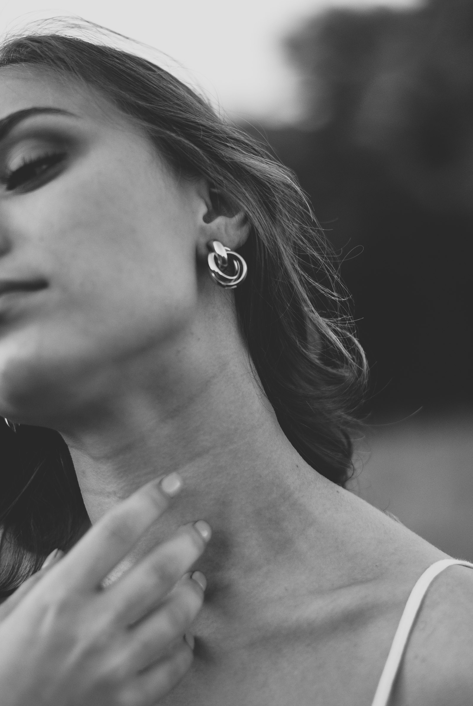 Boucles d'oreilles minimalistes en or posées sur un fond clair