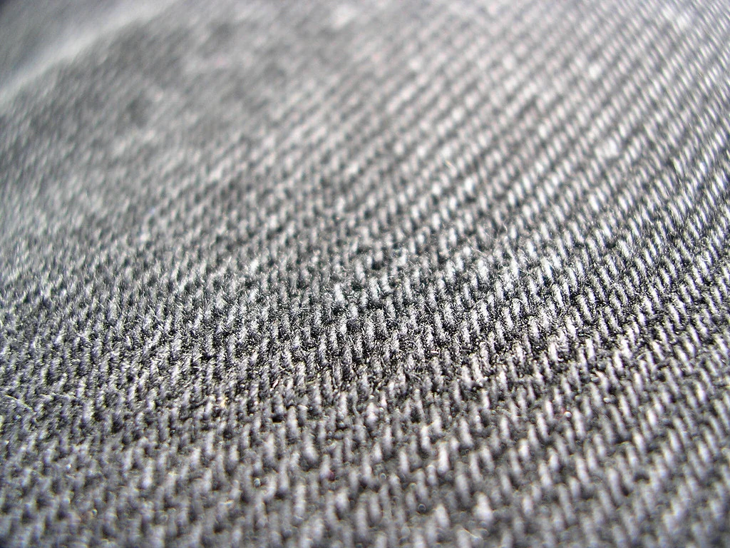 Gros plan sur la toile d'un jean homme en denim bleu