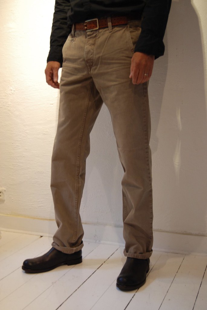 Beige men's chino trousers worn in a casual look with city shoes