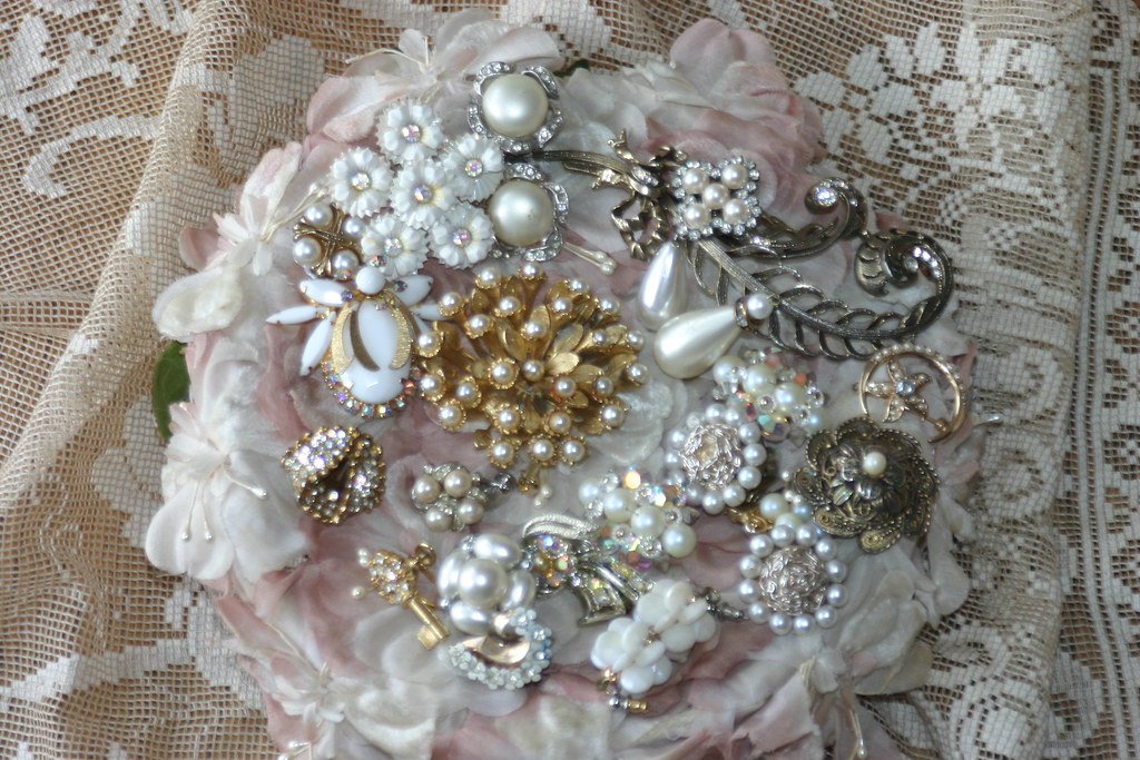 Bijoux de createurs vintage exposes sur un presentoir, bagues et pendentifs en or et pierres