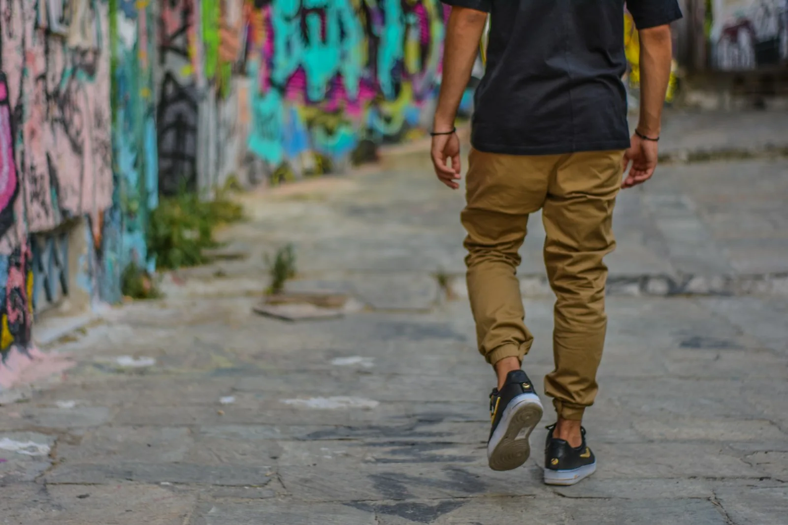 Homme en pantalon cargo marron et t-shirt noir, allure casual streetwear