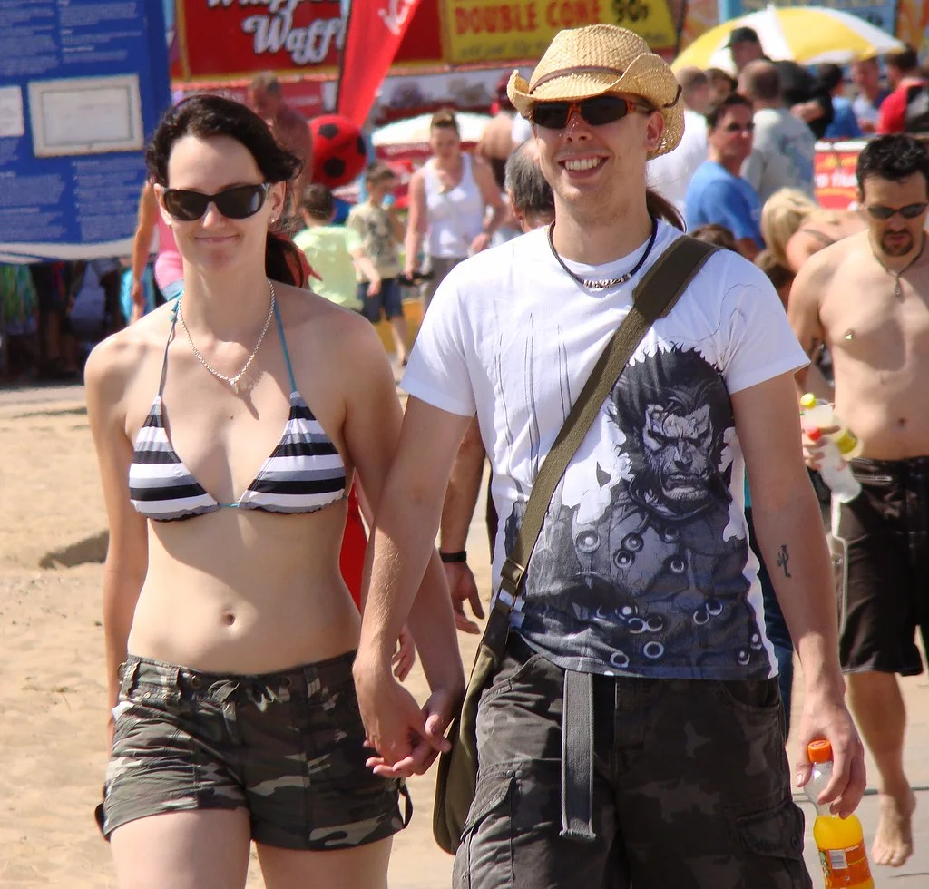 Homme portant un short uni casual, style estival masculin