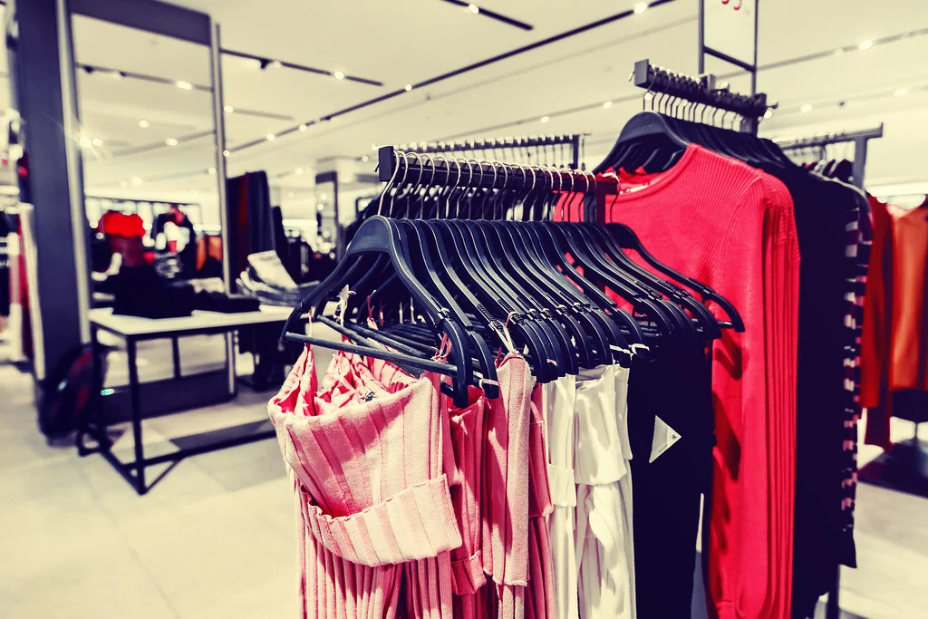 Portant de vêtements féminins dans une boutique de mode