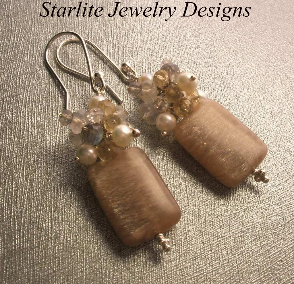Boucles d'oreilles et puces en argent presentees sur un presentoir de bijoux
