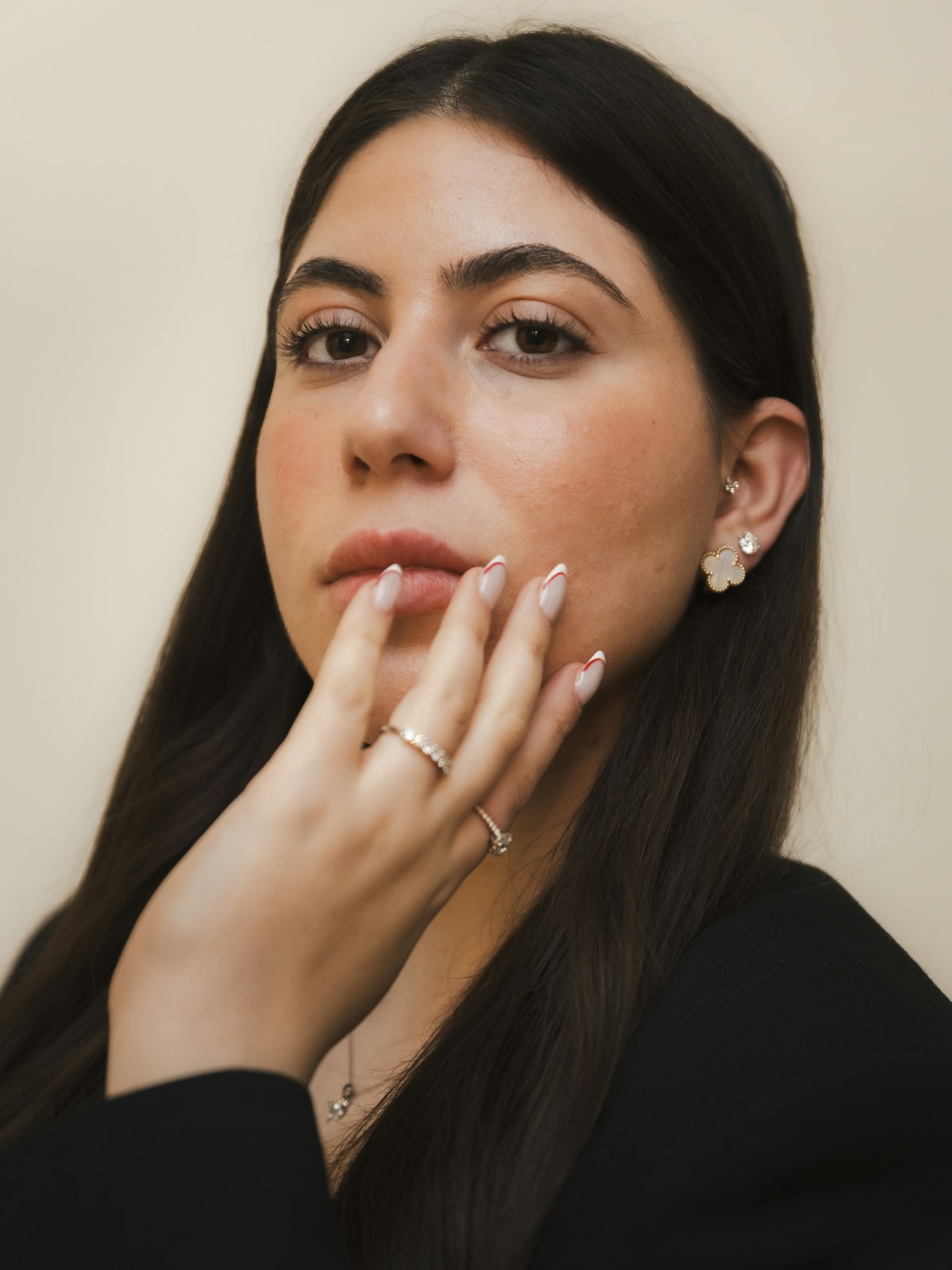 Gros plan d'une oreille avec un piercing tragus discret, illustrant la pose réalisée par un perceur professionnel à Paris