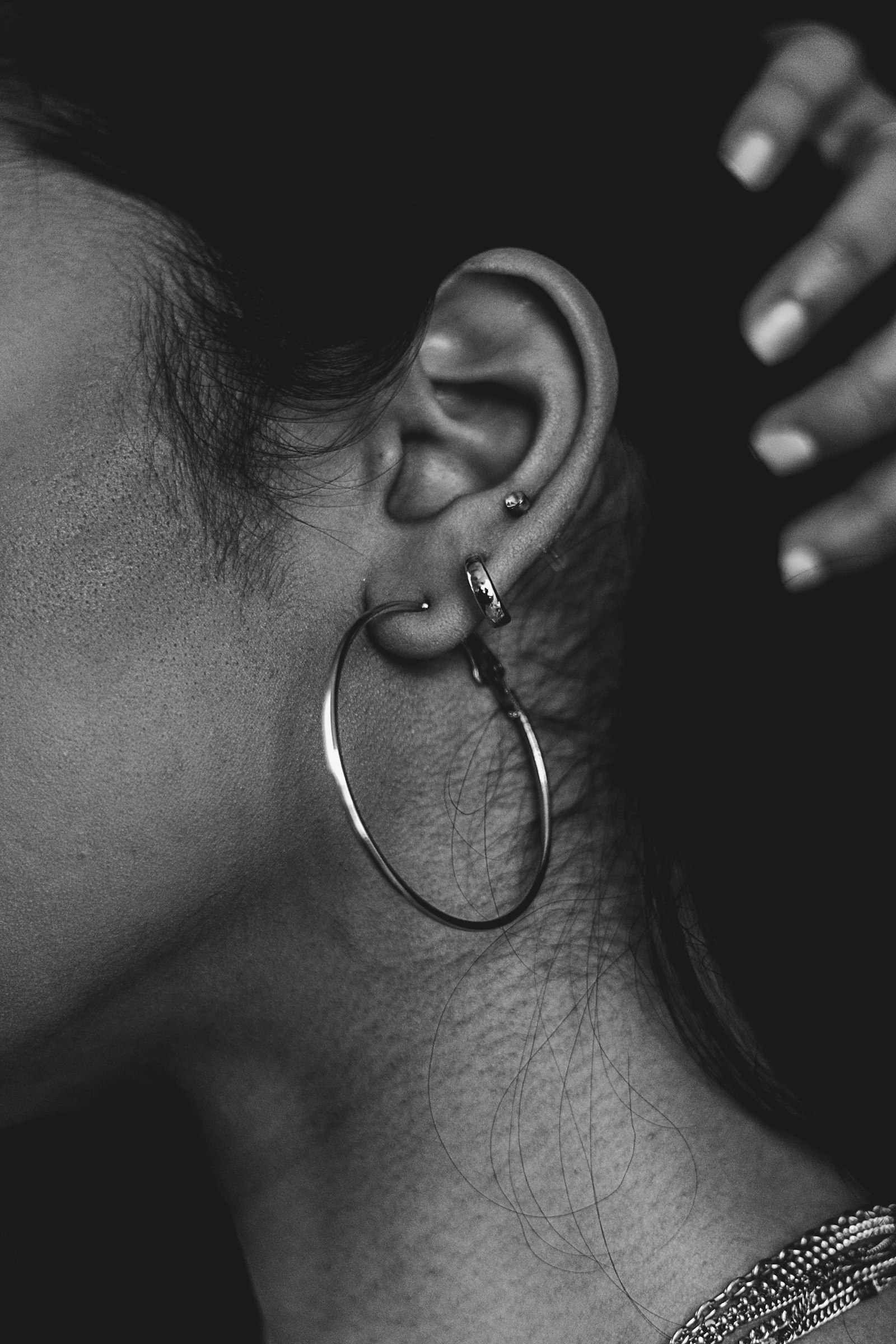 Oreille féminine avec piercings d'helix et de lobe en titane hypoallergénique sans nickel