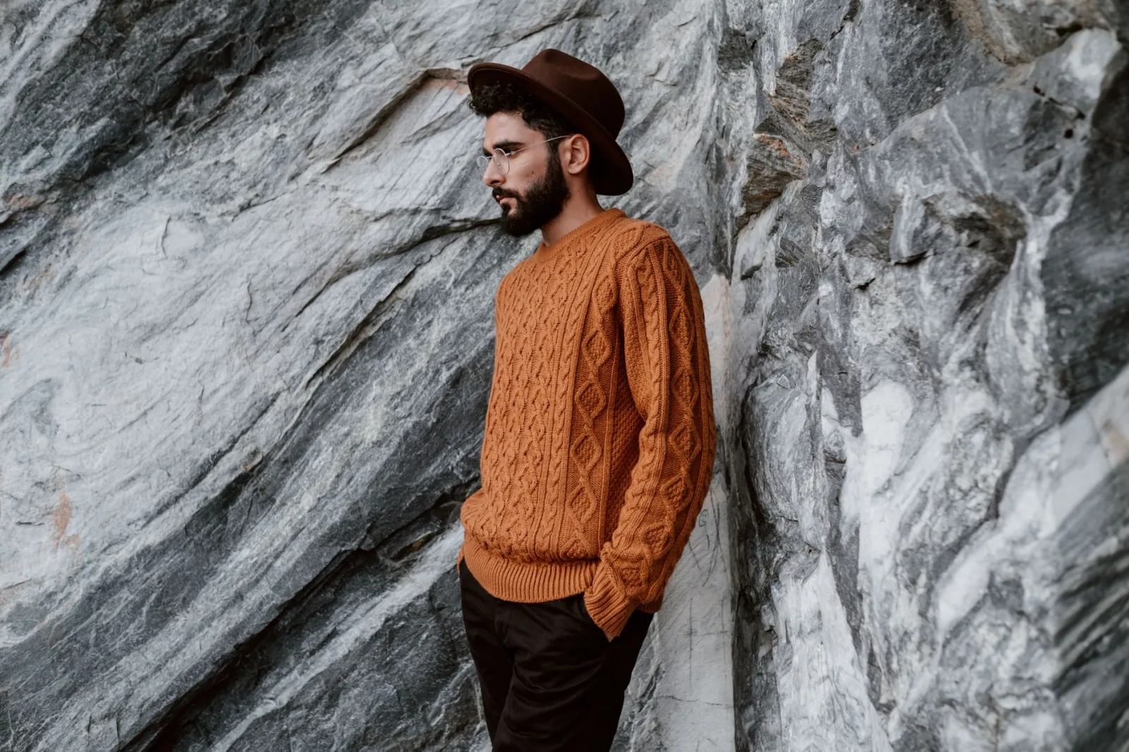 Pulls en laine et cachemire pour homme pliés sur une étagère