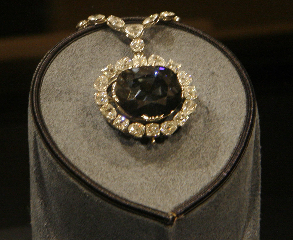 Pendentif de joaillerie en or et pierre precieuse, symbole intemporel d'une etape de vie