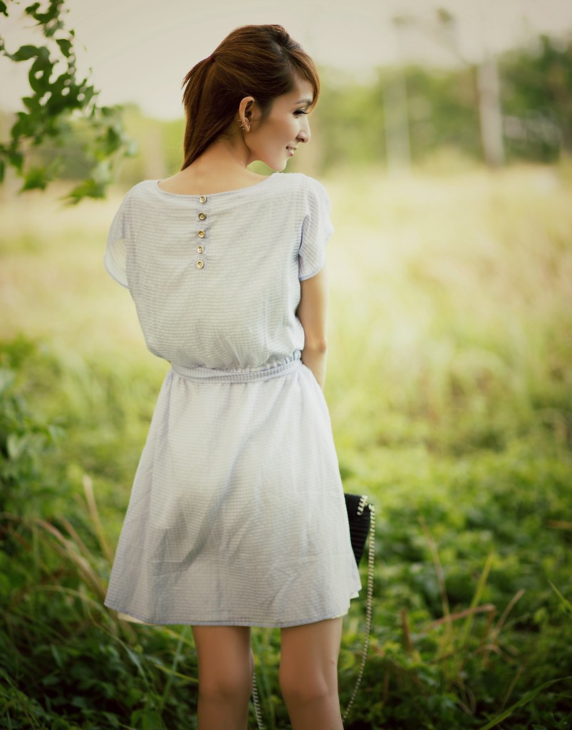 Robe d'ete tendance femme en tissu leger et fluide, style estival elegant