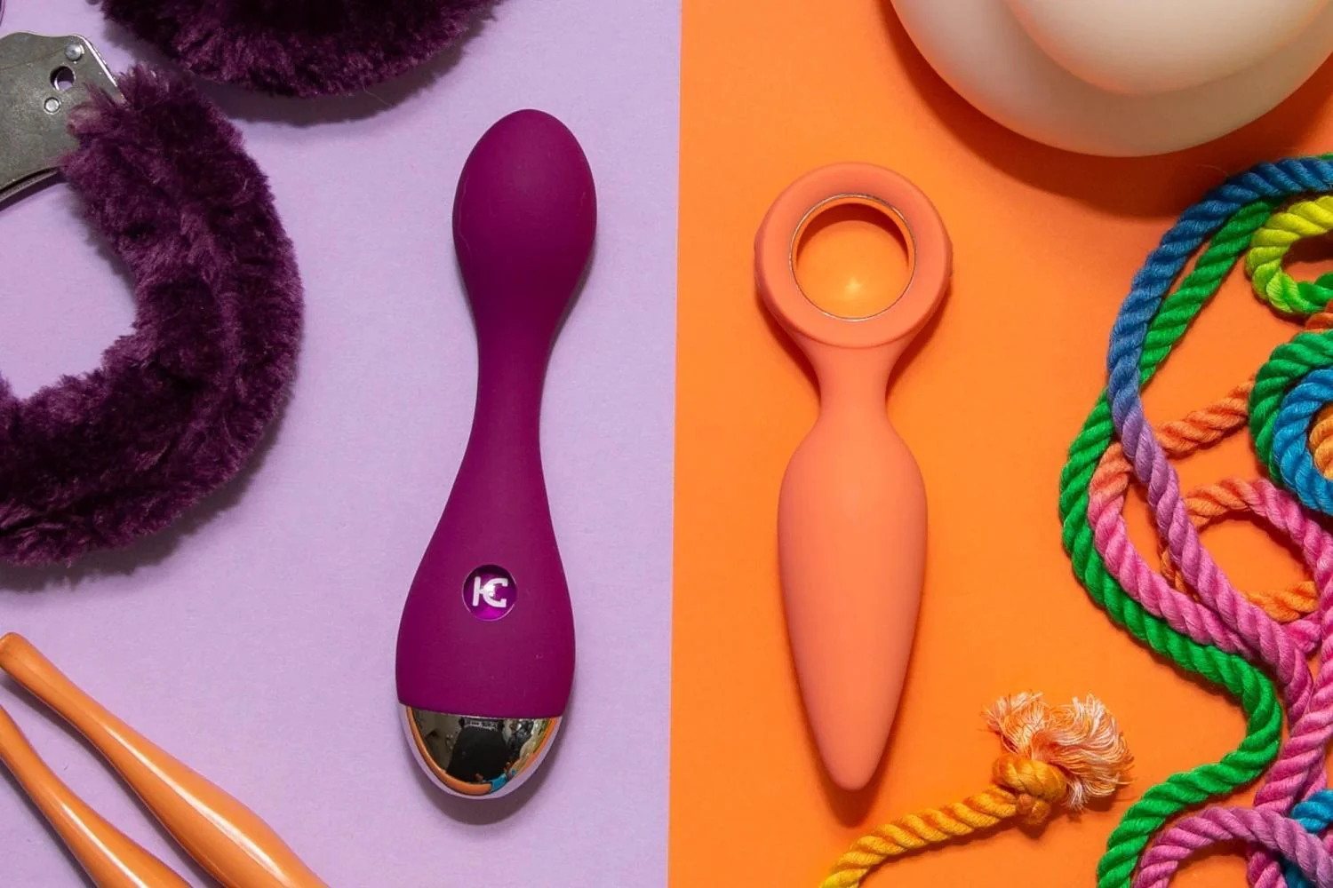 Sextoys et accessoires colorés sur fond lilas et orange : vibromasseur, plug, menottes, cordes de shibari