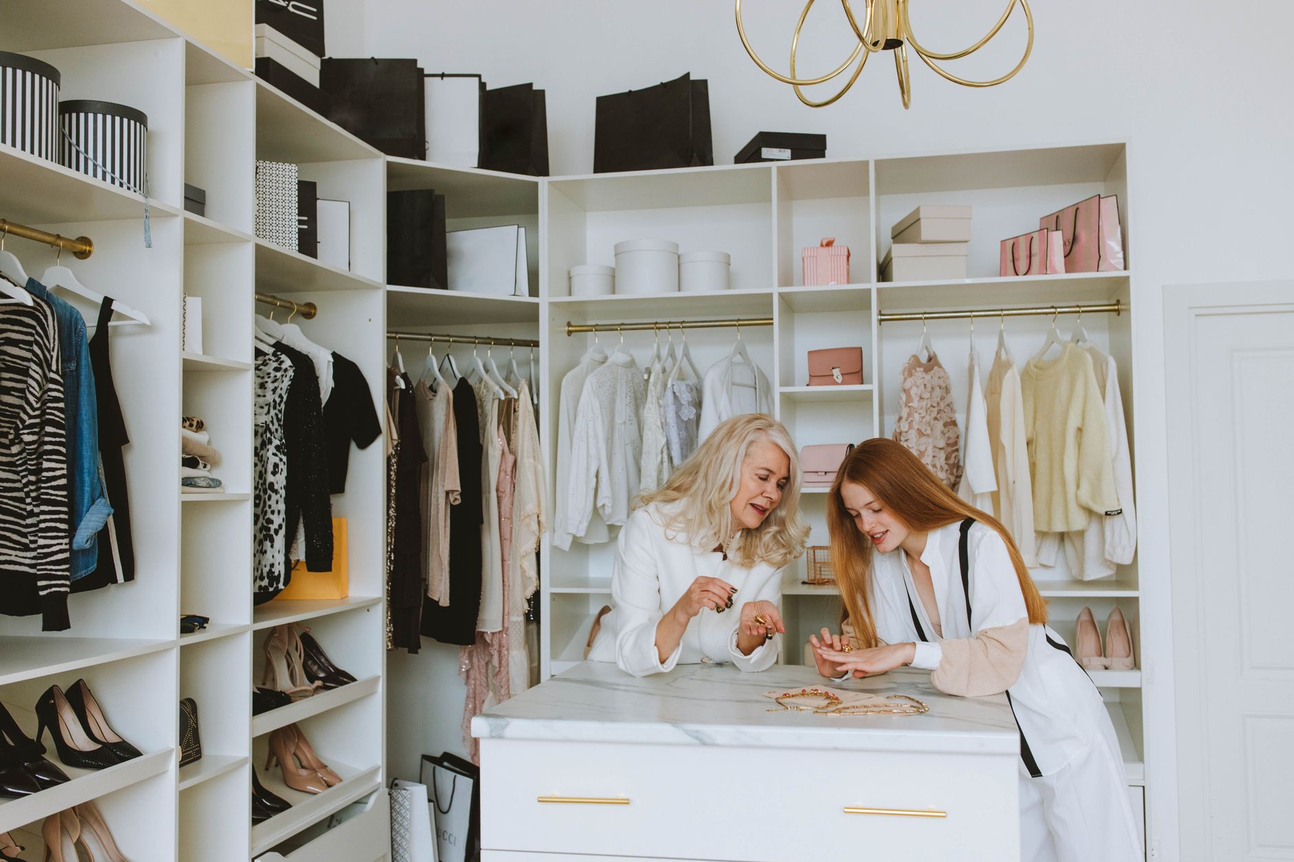 Dressing féminin rangé avec vêtements, chaussures et accessoires basiques