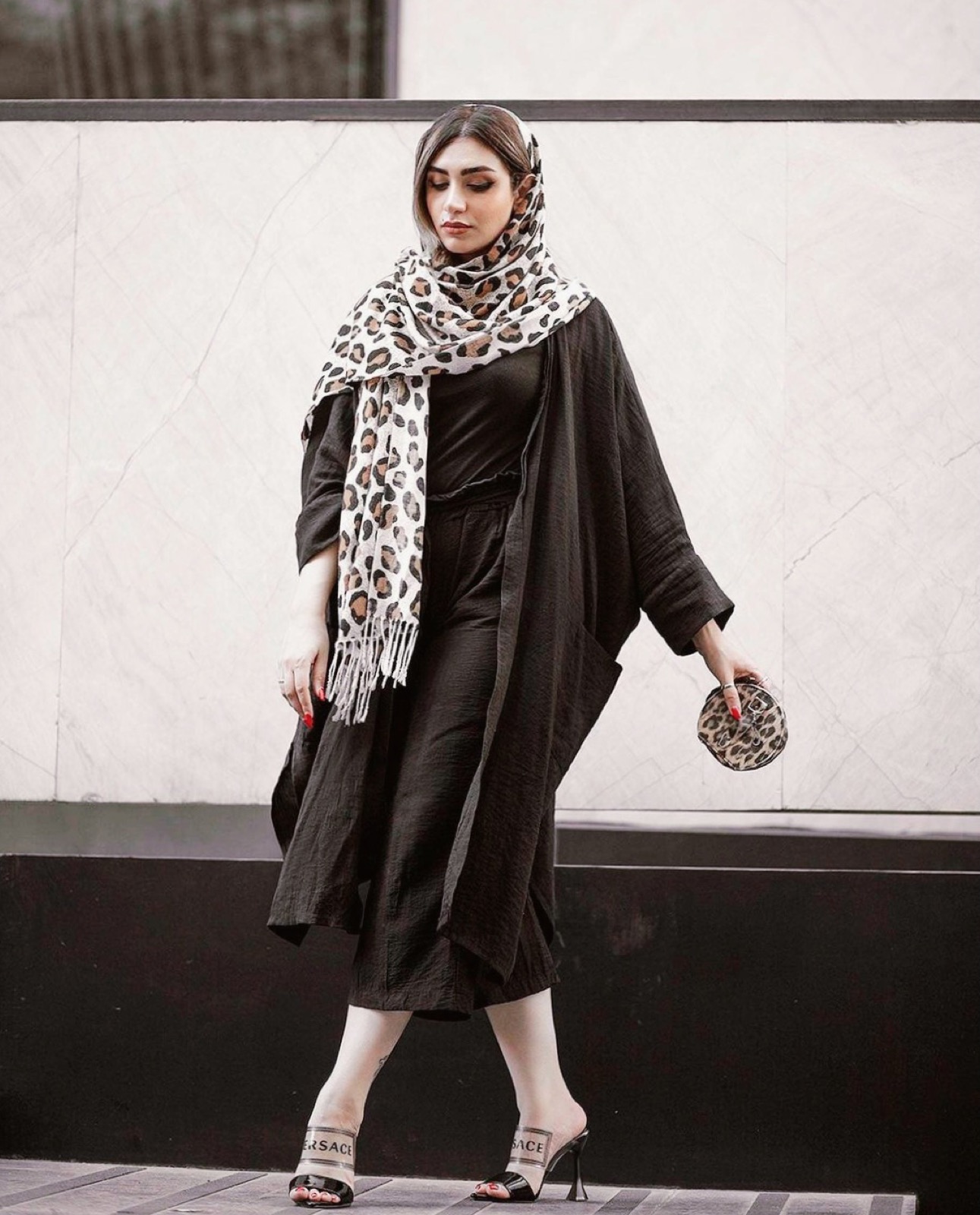 Femme en street style urbain avec foulard léopard et mules Versace
