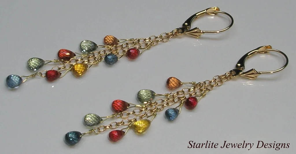 Boucles d'oreilles et bijoux fins présentés, illustrant les marques de bijoux de piercing fiables
