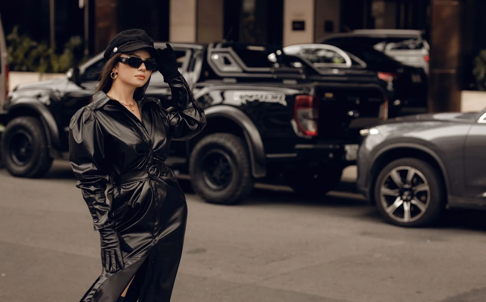 Femme en total look cuir noir dans la rue